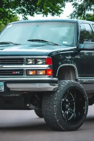 6.0 Inch GM Suspension Lift Kit w/ V2 Shocks Rough Country Top Pick